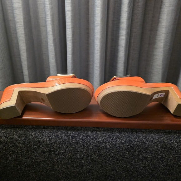 DIANE VON FURSTENBERG Peach Nectar PATENT LEATHER Wooden DVF LOGO Heeled Sandals - Picture 10 of 11